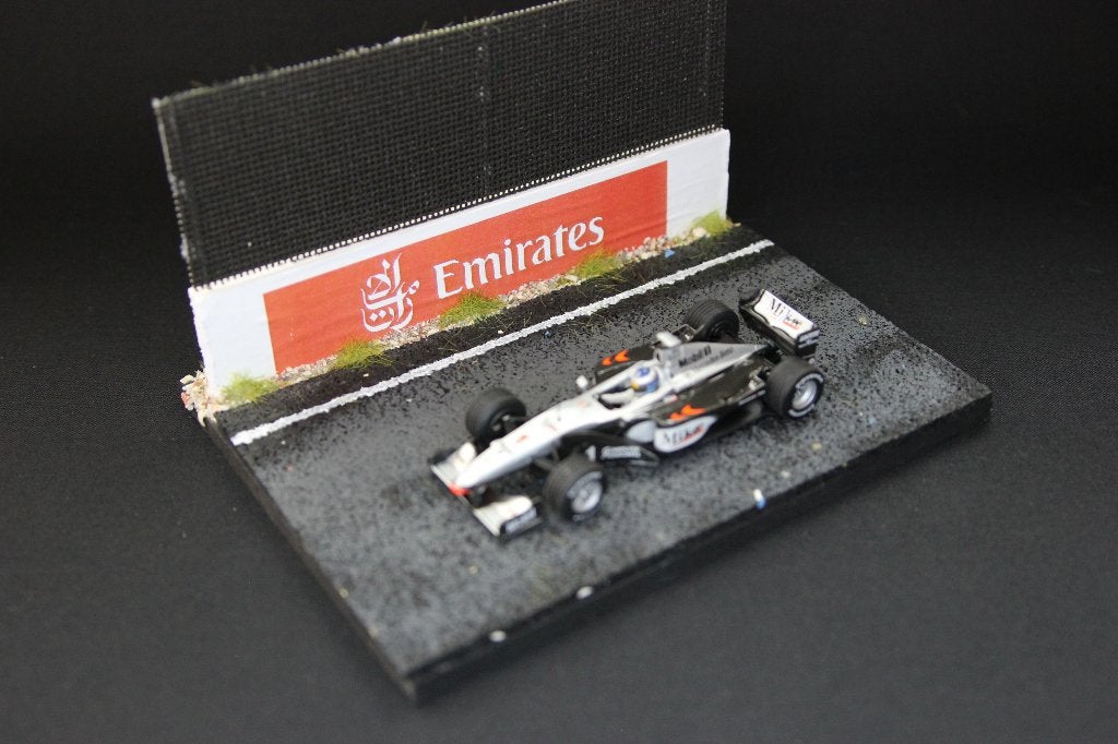 Diorama circuit met muur en hek 1:43 Emirates, Hobby en Vrije tijd, Modelbouw | Figuren en Diorama's, Info@bennie-gs.nl, Bennie G's