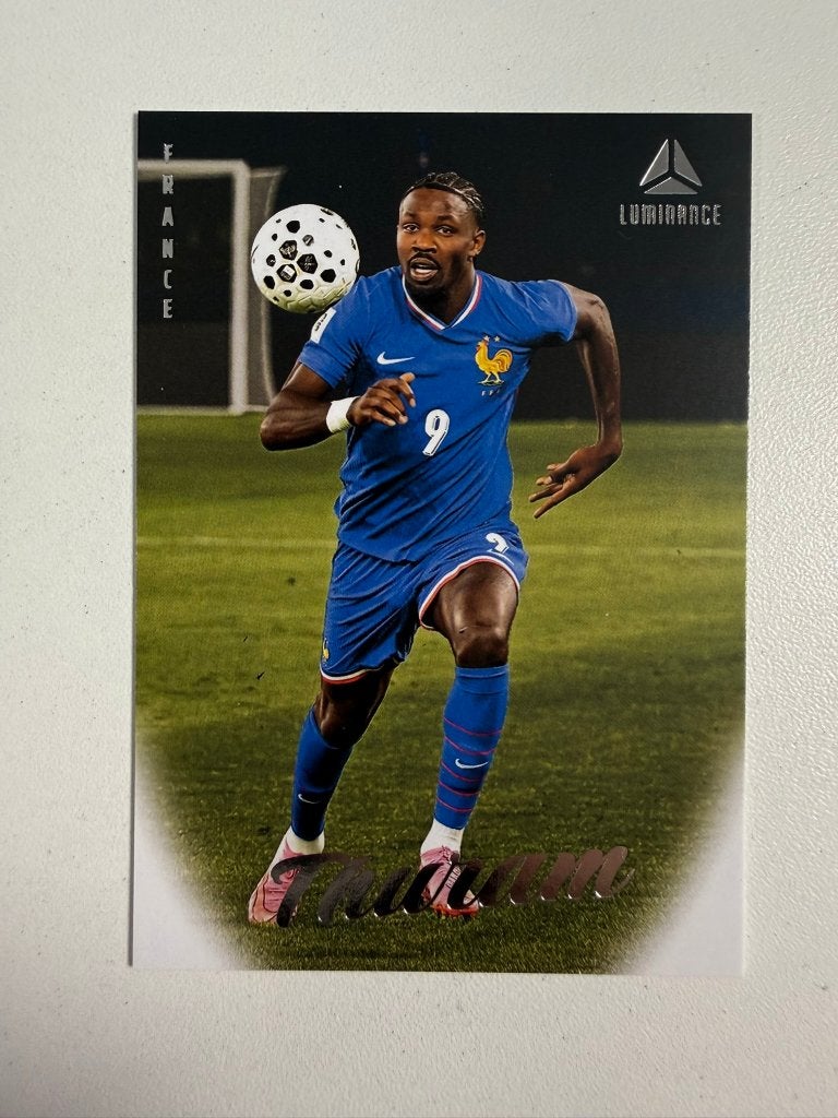 12 Marcus Thuram Vertical Luminance France 2026, Ophalen of Verzenden, Nieuw, Buitenlandse clubs, Poster, Plaatje of Sticker