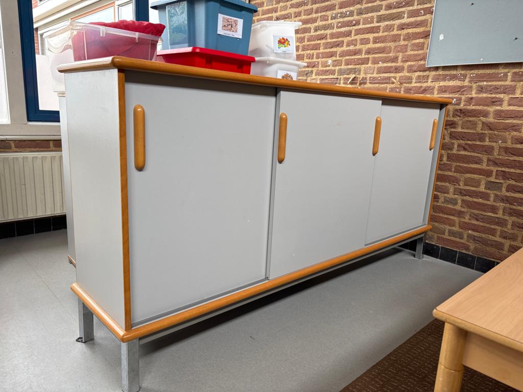 Grote houten kast met schuifdeuren op poten, Ophalen, Gebruikt, 200 cm of meer, 25 tot 50 cm