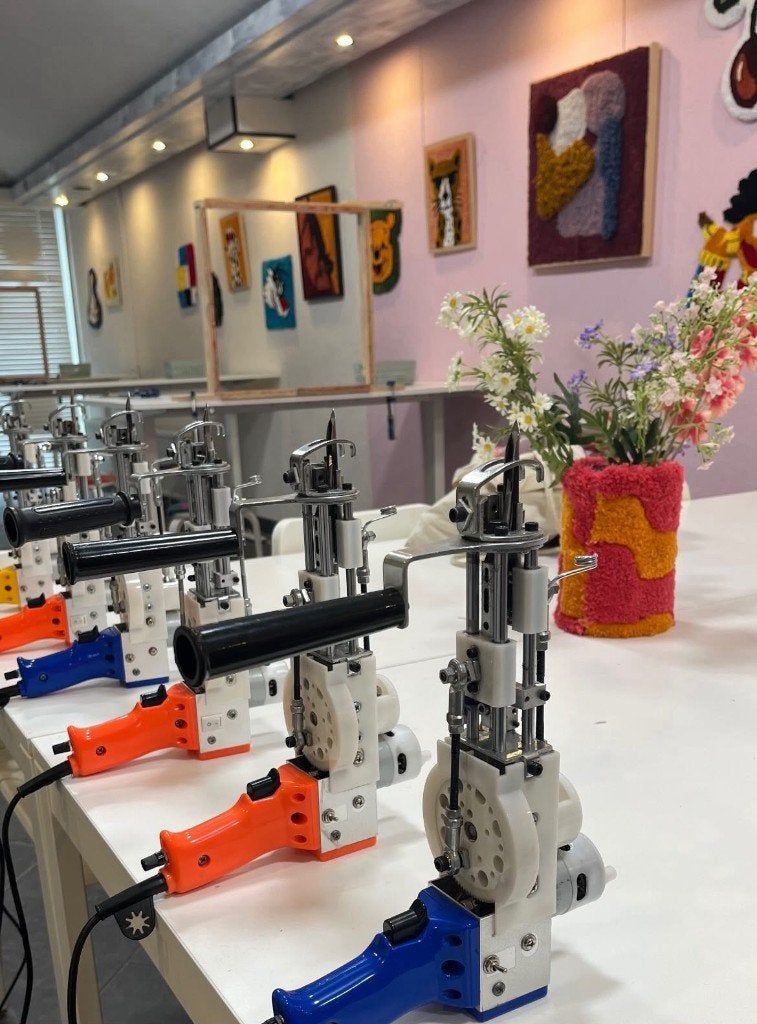 Complete inventaris van creatieve workshop studio te koop.