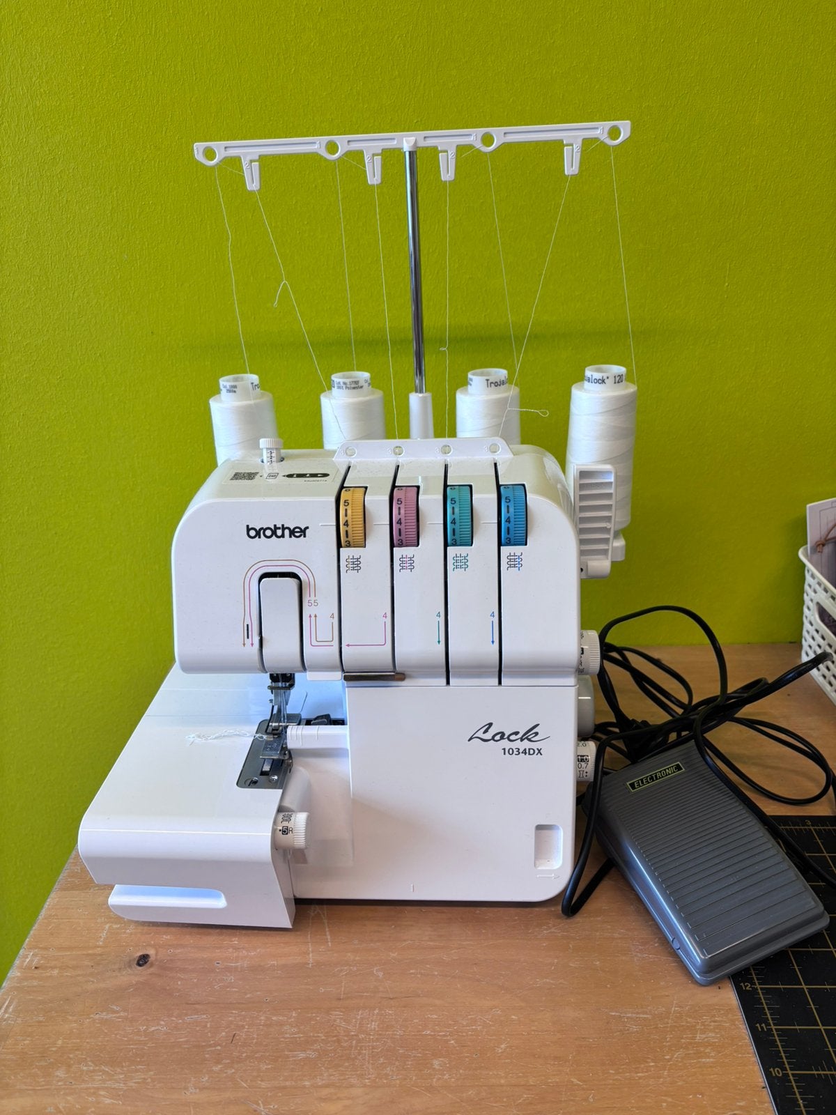 Brother Lock 1034 DX - lockmachine - zo goed als nieuw, Hobby en Vrije tijd, Ophalen, Zo goed als nieuw, Lockmachine, Brother