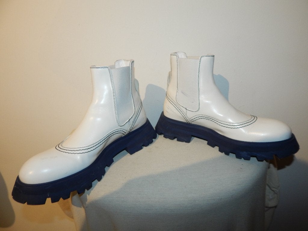 Alexander McQueen laarzen wit blauwe zool apart logo 39, Wit, Lage of Enkellaarzen, Ophalen of Verzenden, Gedragen