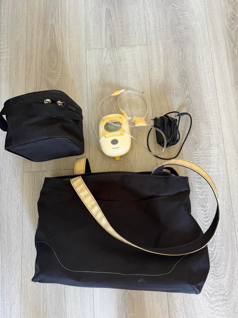 Medela Freestyle dubbele elektrische borstkolf met tas, Ophalen of Verzenden, Zo goed als nieuw