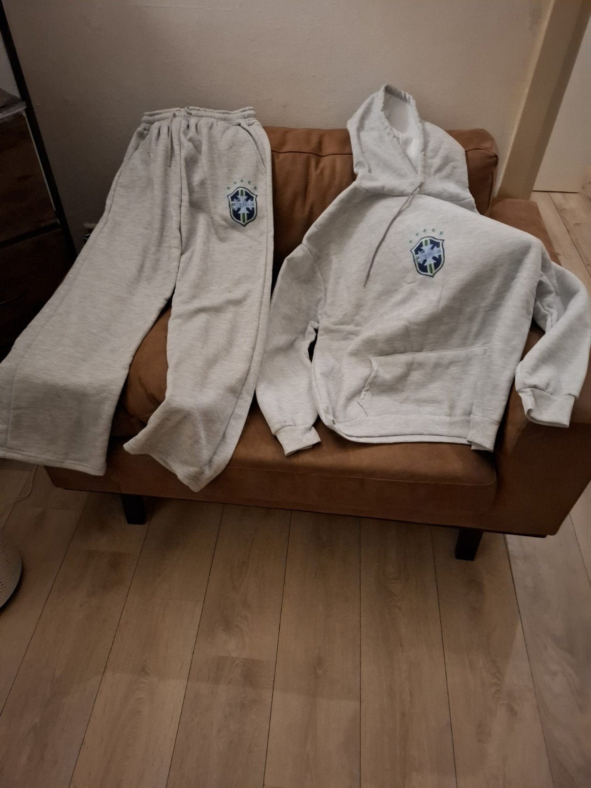 Comfortabel grijs joggingpak met logo, Kleding | Dames, Nieuw, Ophalen of Verzenden, Onbekend, Lange mouw