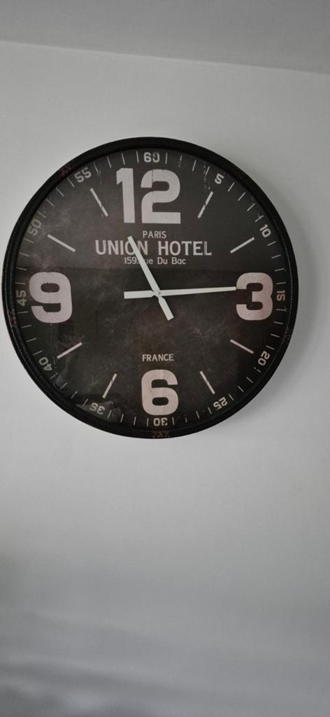 Grote unieke wandklok - Union Hotel Parijs - 76 cm, Ophalen of Verzenden, Gebruikt, Analoog, Wandklok