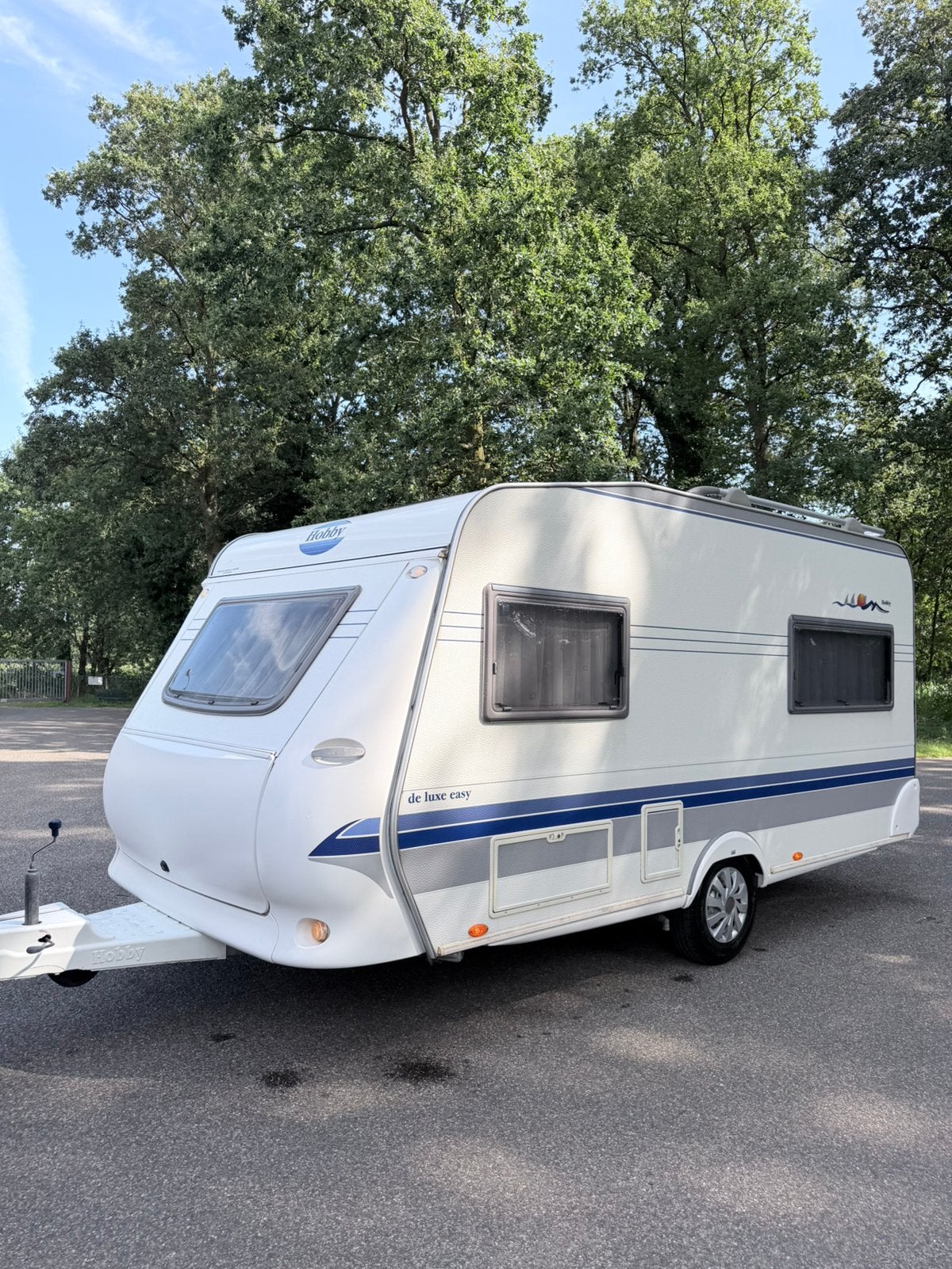 Nette Hobby 440 De Luxe Easy Caravan uit 2005!, Caravans en Kamperen, Hobby, Dwarsbed, Bedrijf, Treinzit