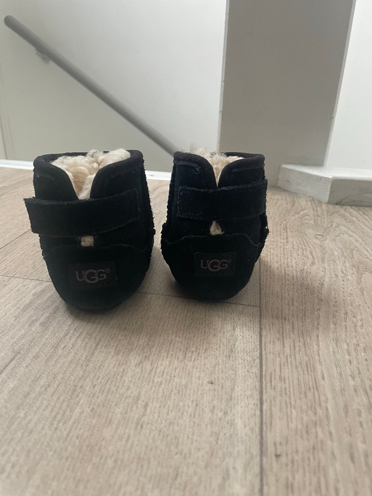 UGG babyslofjes zwart - maat 16, Slofjes, Gebruikt, Jongetje of Meisje, Ophalen of Verzenden