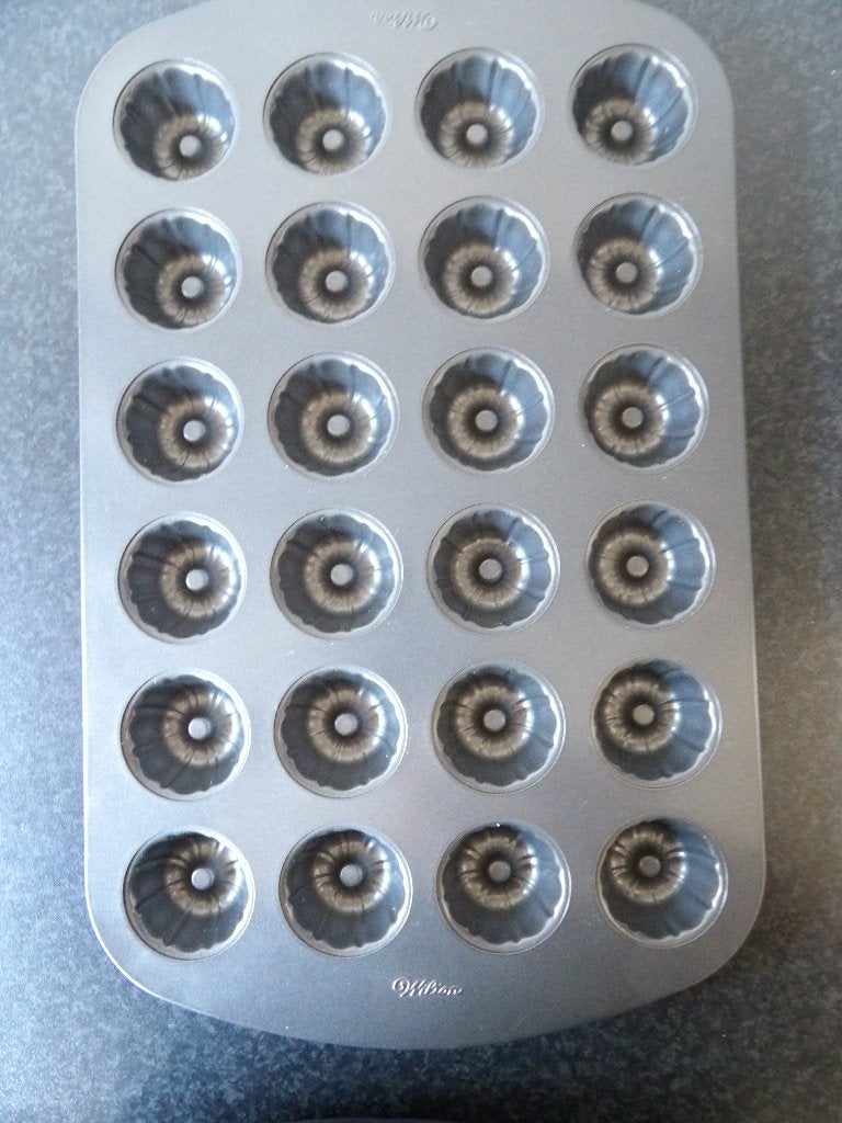 als nieuw Wilton bakvorm voor 24 mini tulband (1x gebruikt), Ophalen of Verzenden, Zo goed als nieuw, Taarten of Cupcakes, Bakvorm
