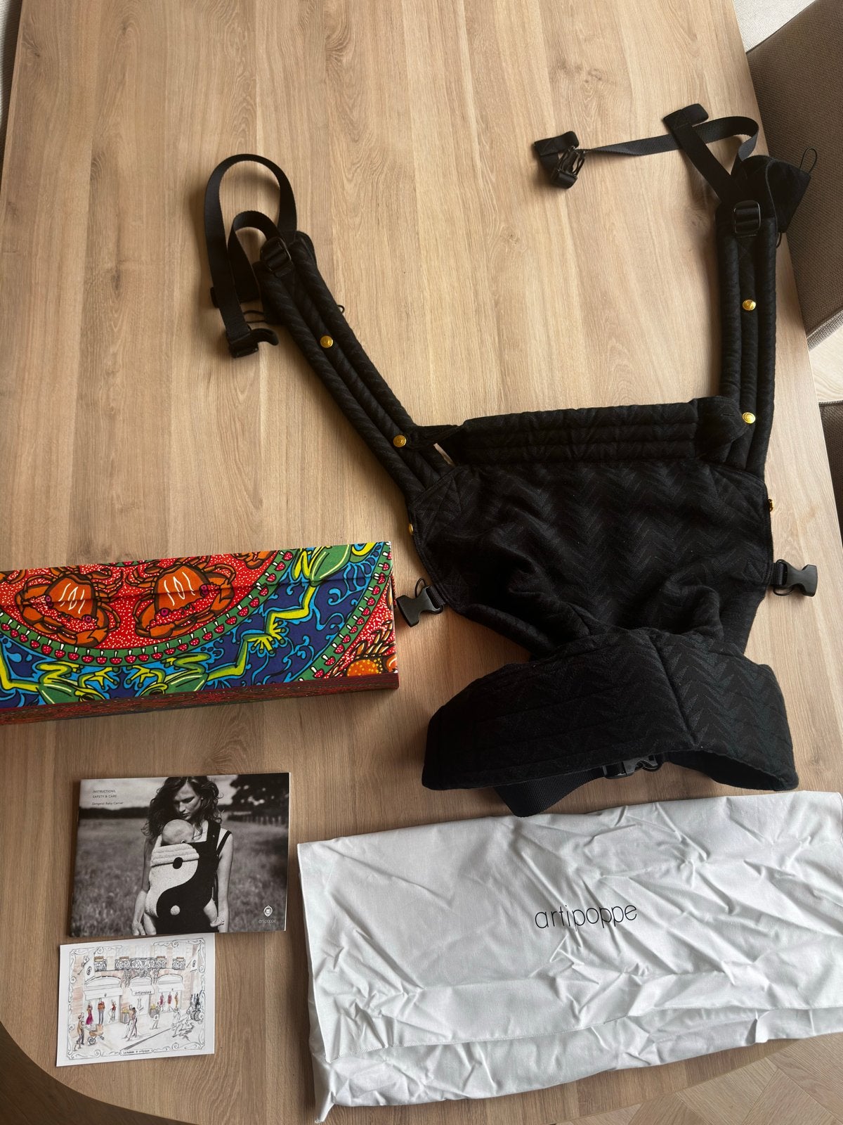 Artipoppe Draagzak Zwart - Zo goed als nieuw, Overige merken, Buik of Rug, Ophalen of Verzenden, Zo goed als nieuw