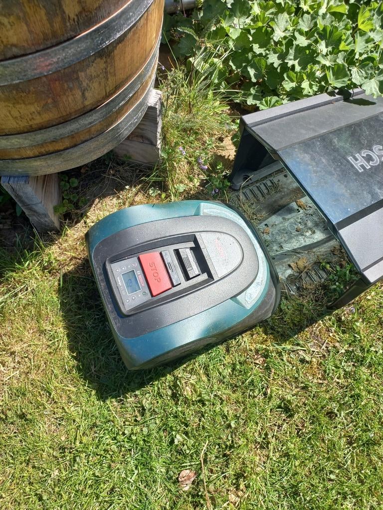 Bosch Indego robotmaaier xs 300 met laadstation en garage, Ophalen, Gebruikt