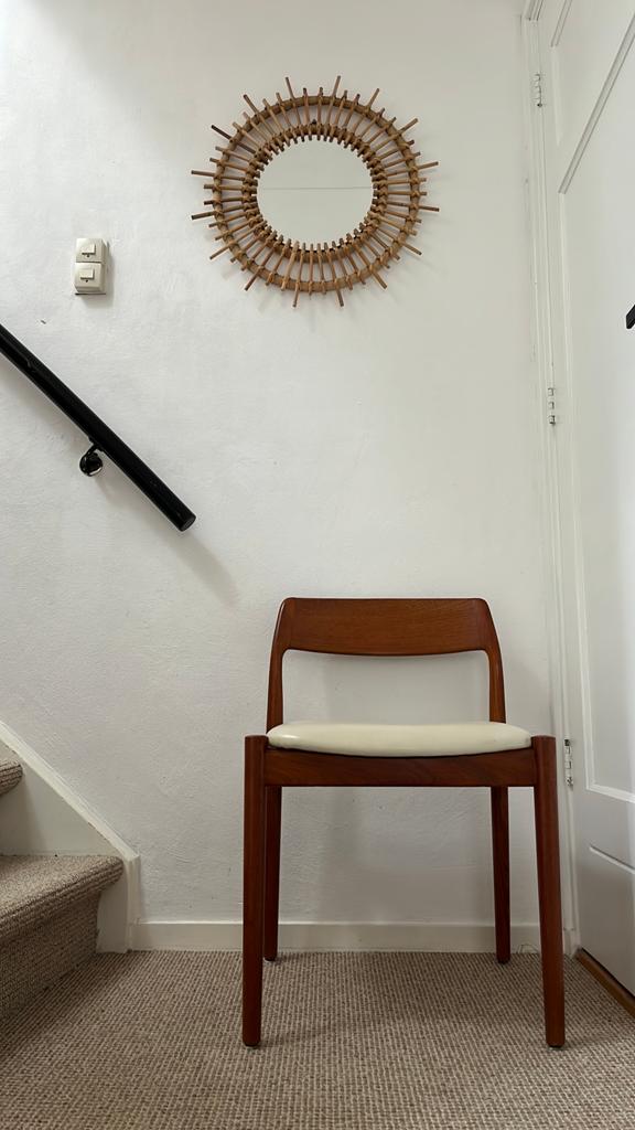 Jaren 60 teak stoel met witte skai bekleding, Huis en Inrichting, Stoelen, Ophalen of Verzenden, Zo goed als nieuw, Wit, Eén