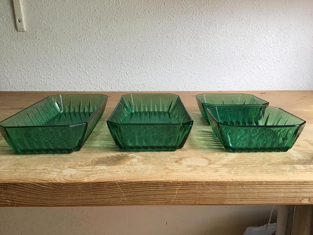 4 smaragd groene Arcoroc France glazen schaaltjes., Huis en Inrichting, Woonaccessoires | Schalen en Manden, Zo goed als nieuw
