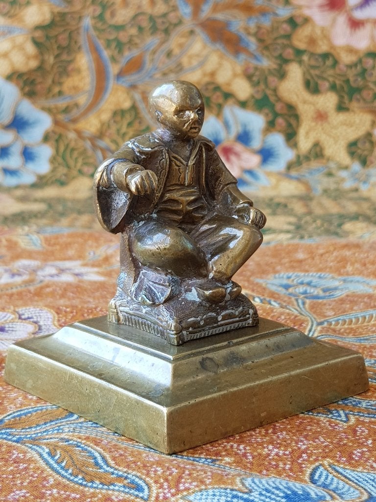 Origineel antiek Oosters beeldje van man op een kussen., Antiek en Kunst, Ophalen of Verzenden, Beeld, Handgemaakt, Brons
