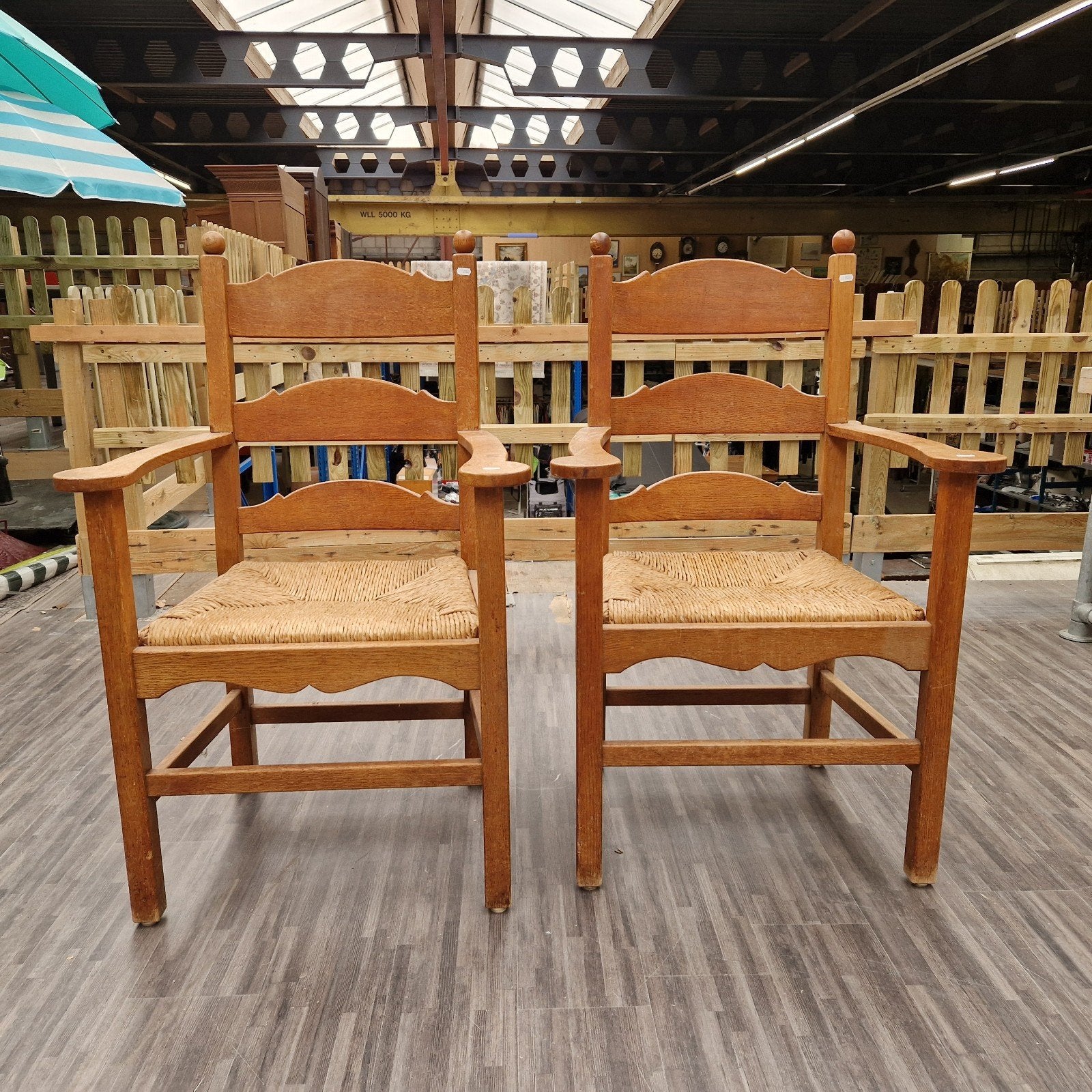 Set van 2 rustieke eikenhouten stoelen met biezen zitting, Ophalen