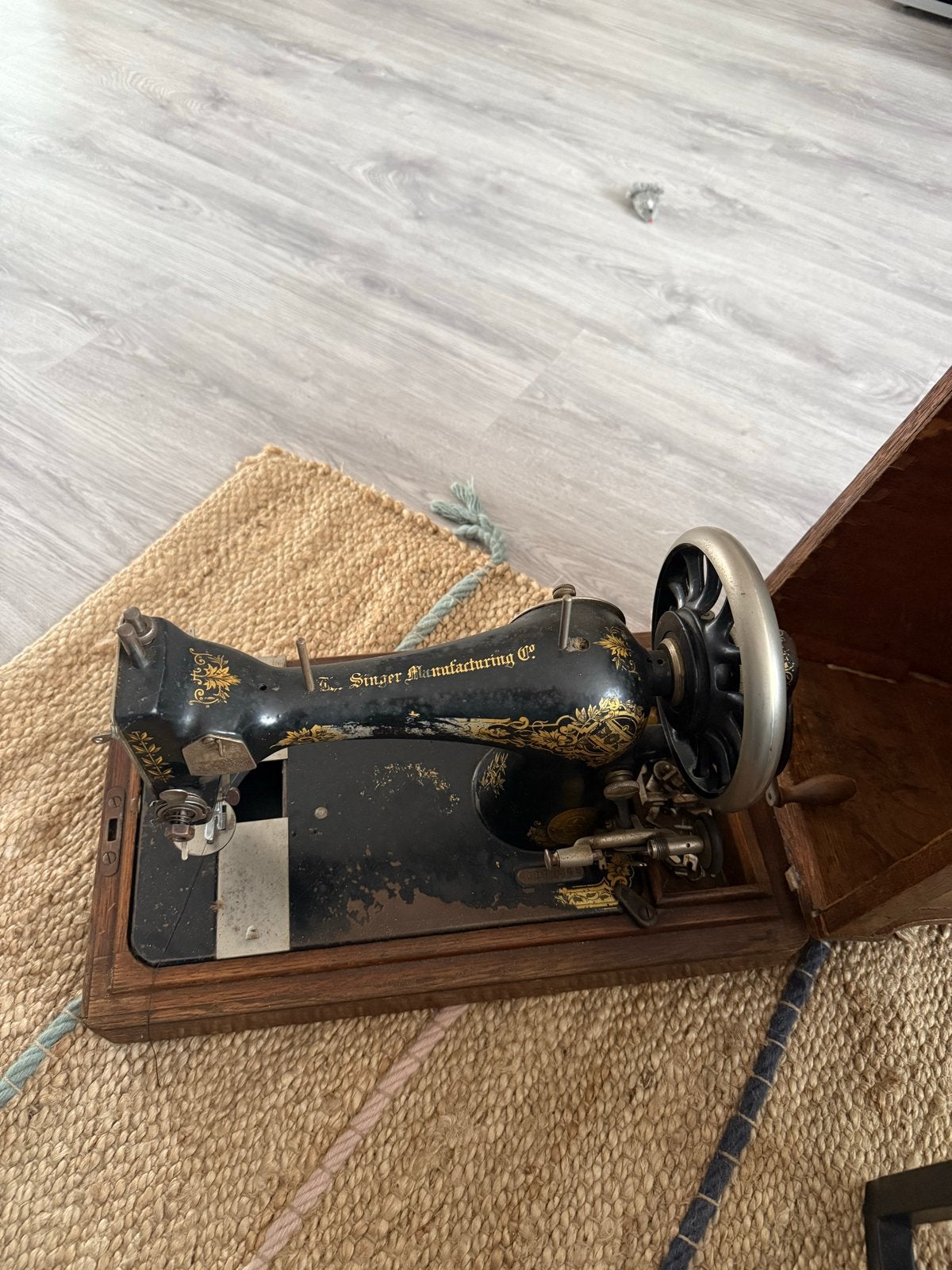 Antieke Singer naaimachine, Ophalen