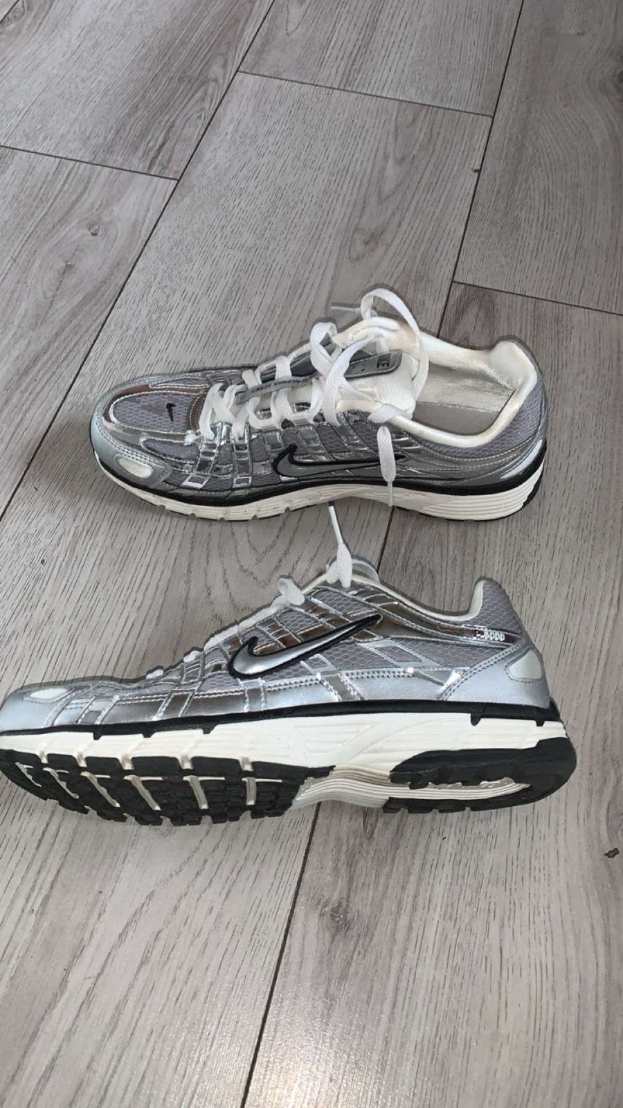 Nike P-6000 sneakers zilver maat 42, Kleding | Dames, Ophalen of Verzenden, Zo goed als nieuw, Overige kleuren, Sneakers of Gympen