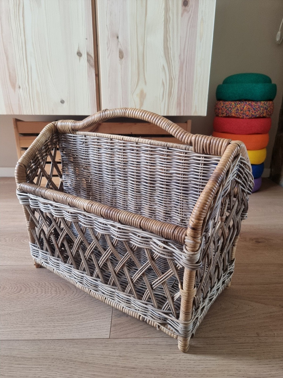 Rotan krantenbak / lectuurbak met handvat, Huis en Inrichting, Woonaccessoires | Krantenbakken en Lectuurbakken, Ophalen, Met handvat