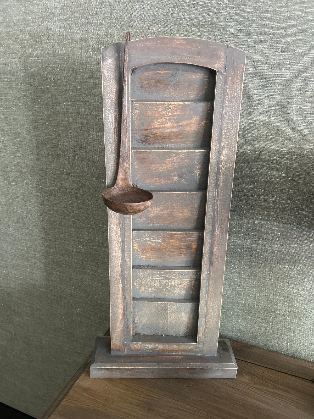Decoratieve houten standaard met een oude lepel, Ophalen