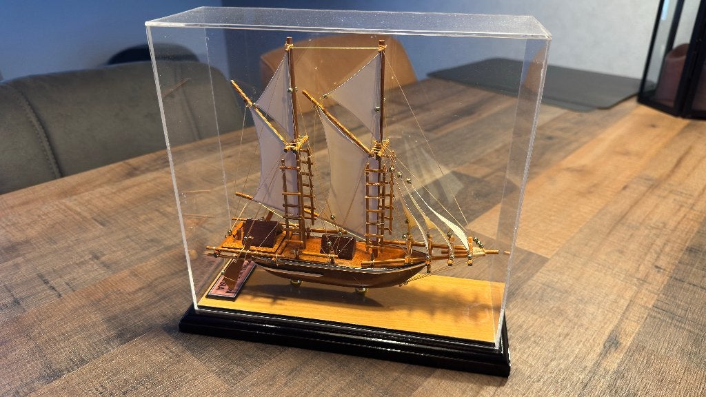 Pinisi Nusantara Indonesia boot in Vitrine, Hobby en Vrije tijd, Modelbouw | Boten en Schepen, Ophalen, Zo goed als nieuw