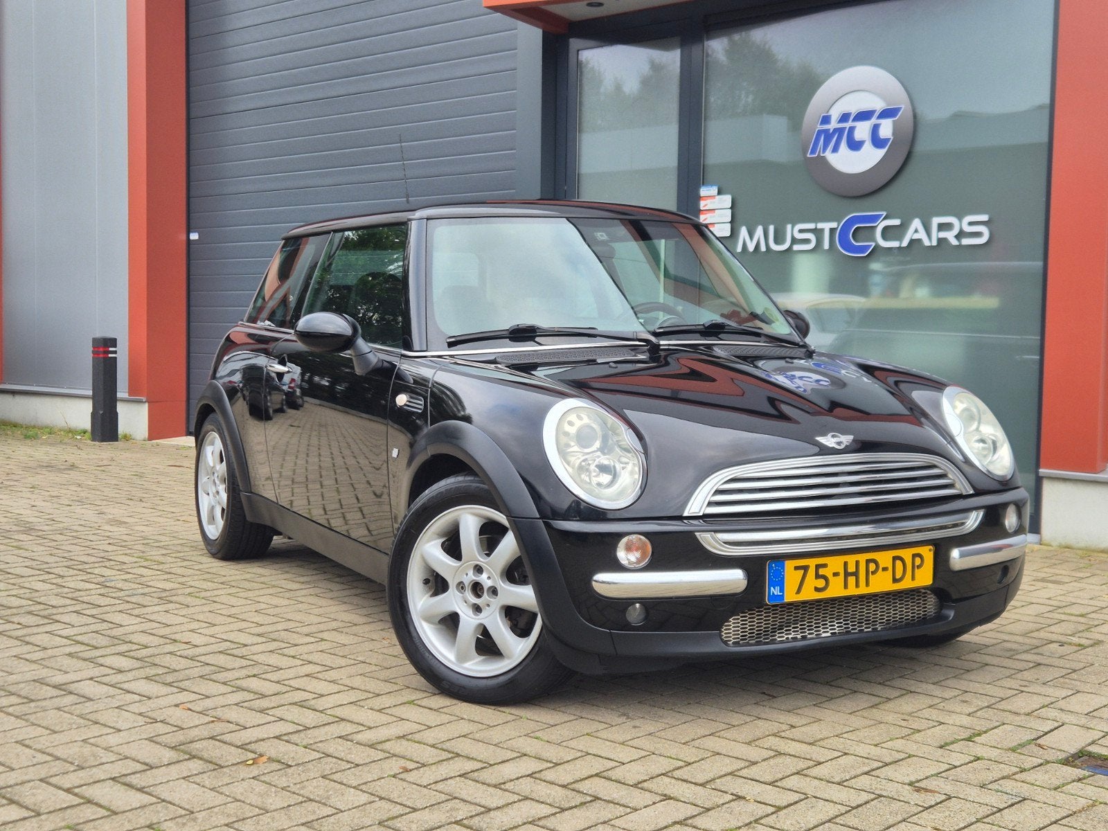 Mini 1.6 16V ONE Zwart/LEER/XENON/BLUETOOTH/USB/LICHTMETAAL, Auto's, Voorwielaandrijving, 15 km/l, Zwart, 4 cilinders