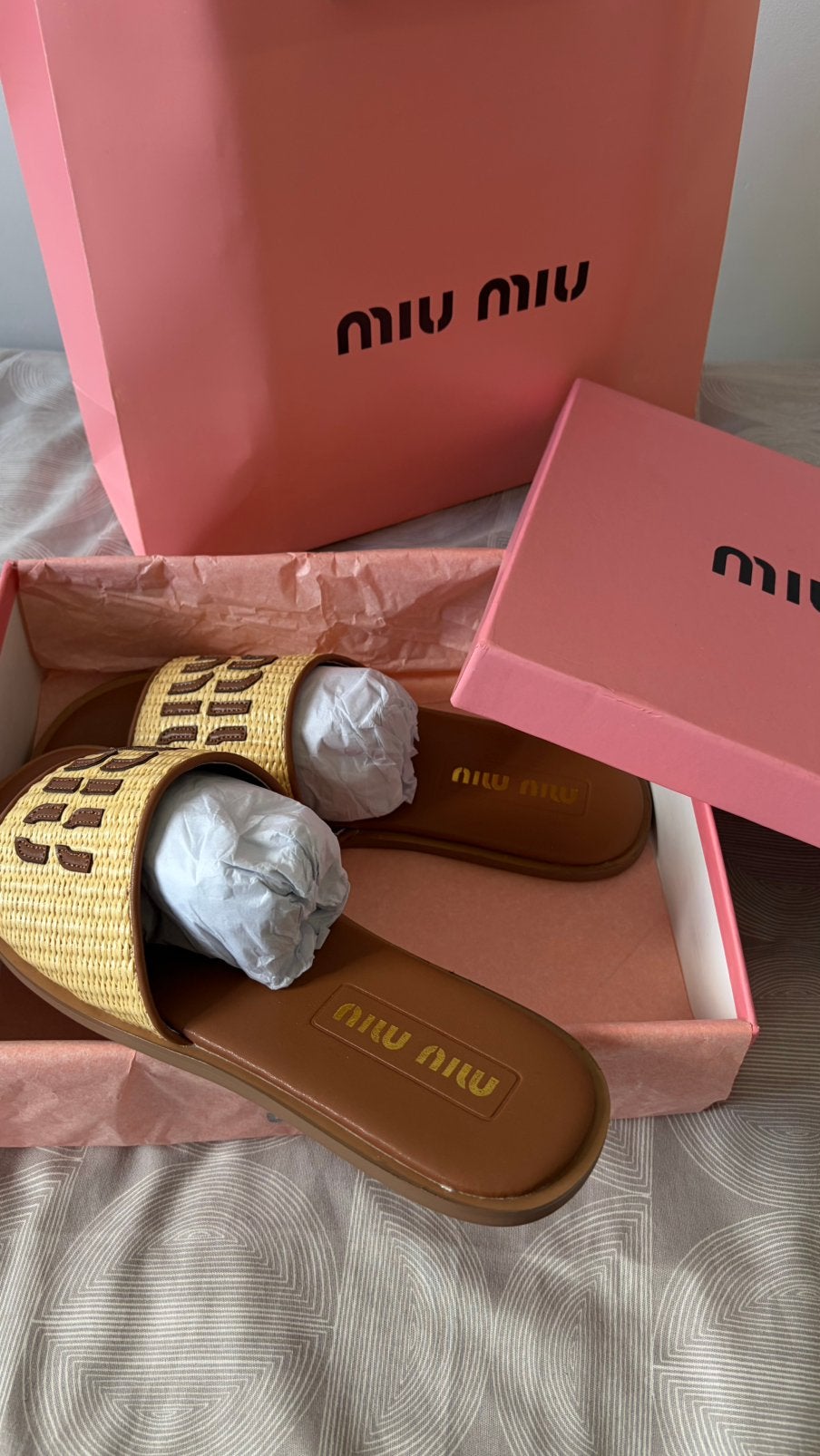 Miu Miu Raffia Slippers Camel Logo Maat 40, Kleding | Dames, Schoenen, Slippers, Bruin, Ophalen of Verzenden, Zo goed als nieuw