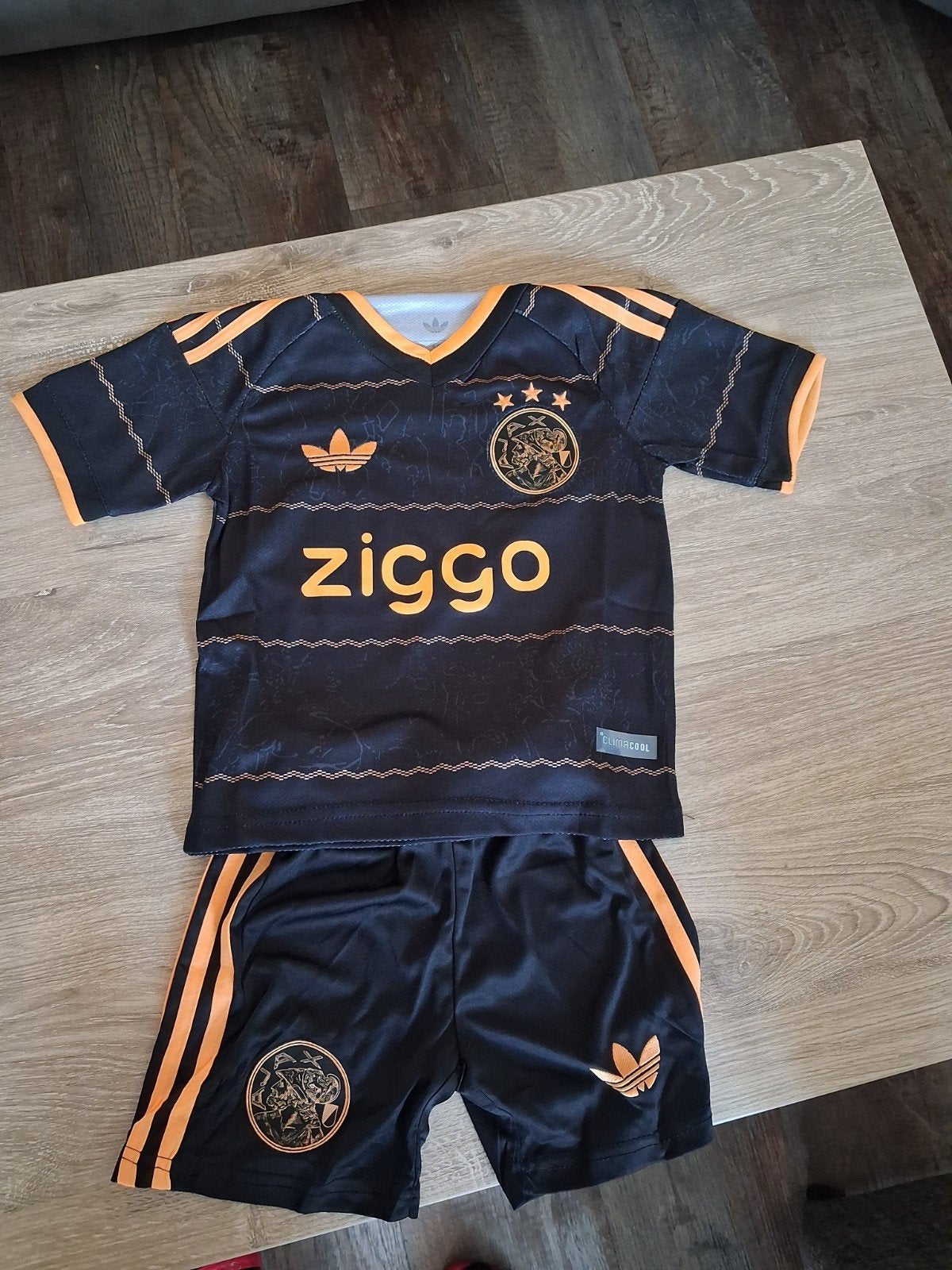 ajax tenue mt 98/104 , met sokjes, Maat XS of kleiner, Ophalen of Verzenden, Nieuw, Set