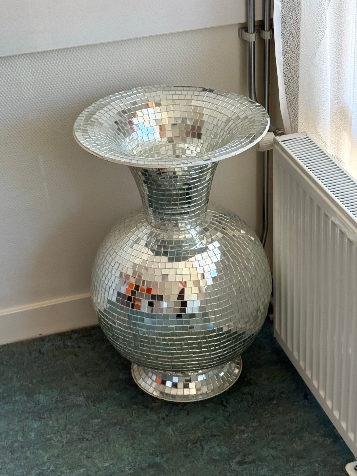 Grote discobal vaas - Decoratieve vaas met spiegelmozaïek, Huis en Inrichting, Ophalen, Gebruikt, Zilver, Glas