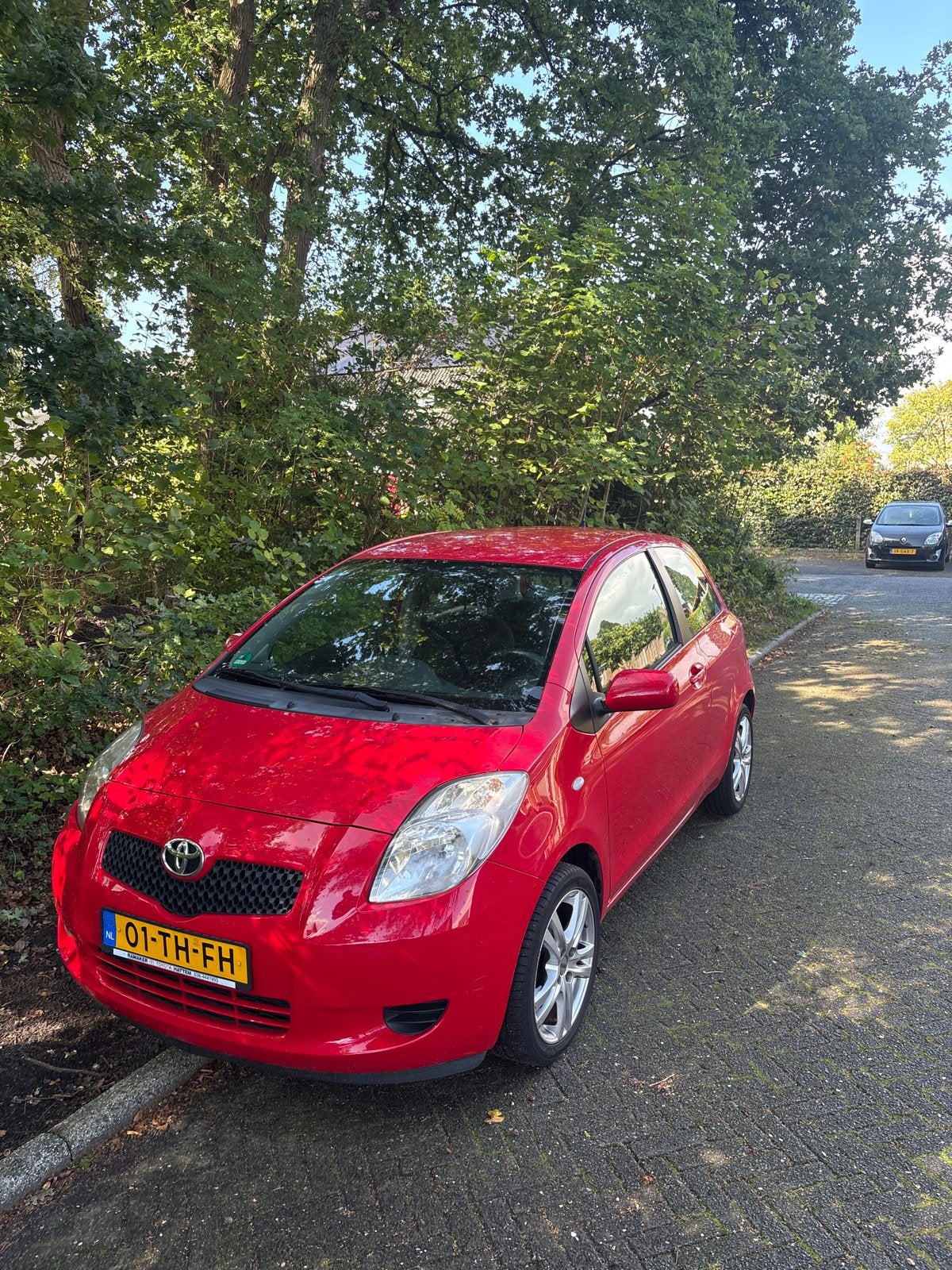 Toyota Yaris automaat 1.3 16V Vvt-i 3DR MMT 2006 Rood, Auto's, Toyota, 40 €/maand, 750 kg, 4 cilinders, Origineel Nederlands