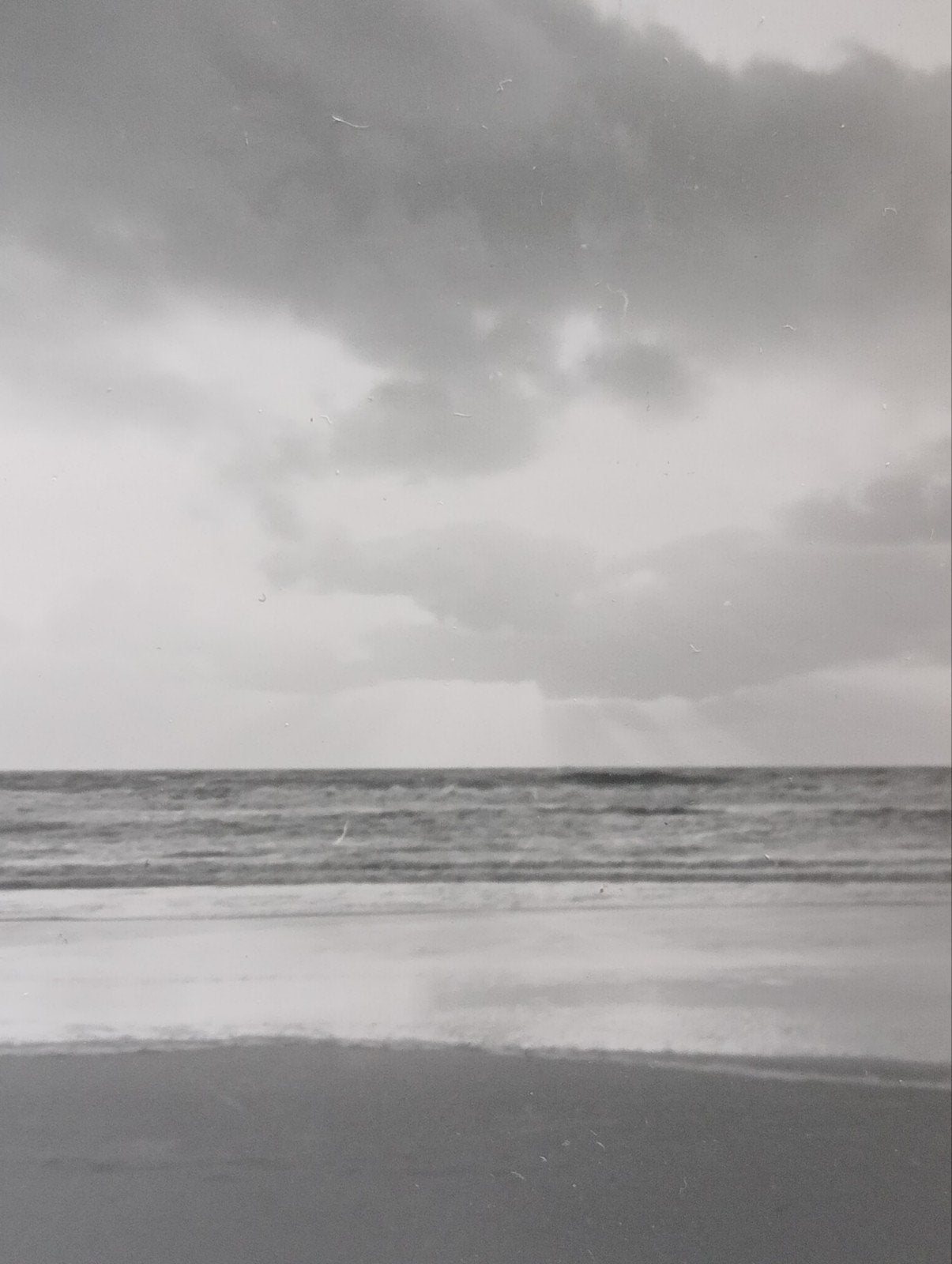 Strand uitzicht met regenbui boven zee jaren 40-60, Verzamelen, Ophalen of Verzenden