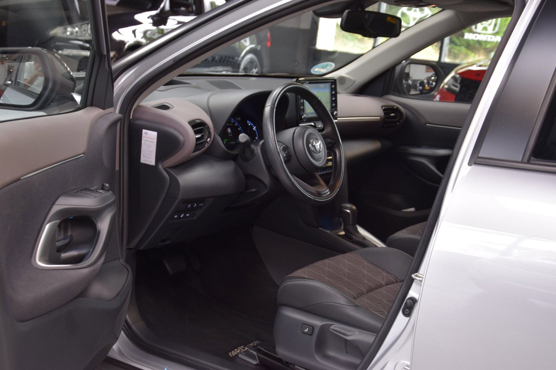 Toyota Yaris Cross 1.5 Hybrid Adventure Bi-Tone Hud Navi|Pan, Dealer onderhouden, Gebruikt, 1490 cc, Bedrijf