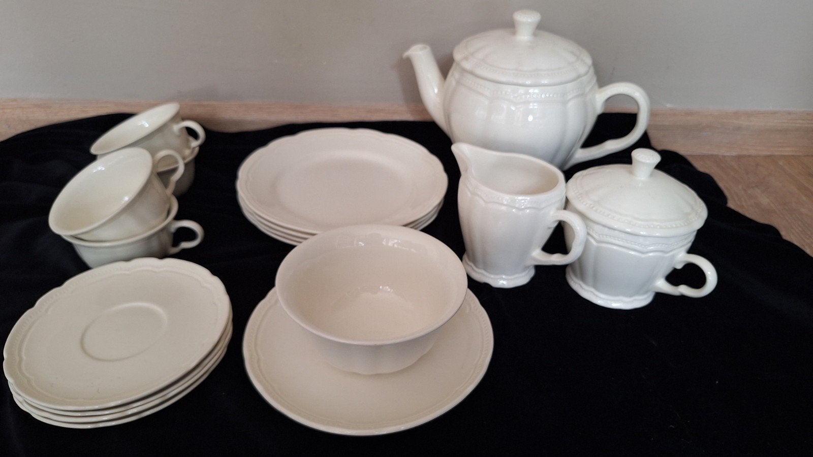 Royal Boch Rangoon servies roomwit, Huis en Inrichting, Ophalen, Gebruikt, Overige stijlen, Kop(pen) en/of Schotel(s)