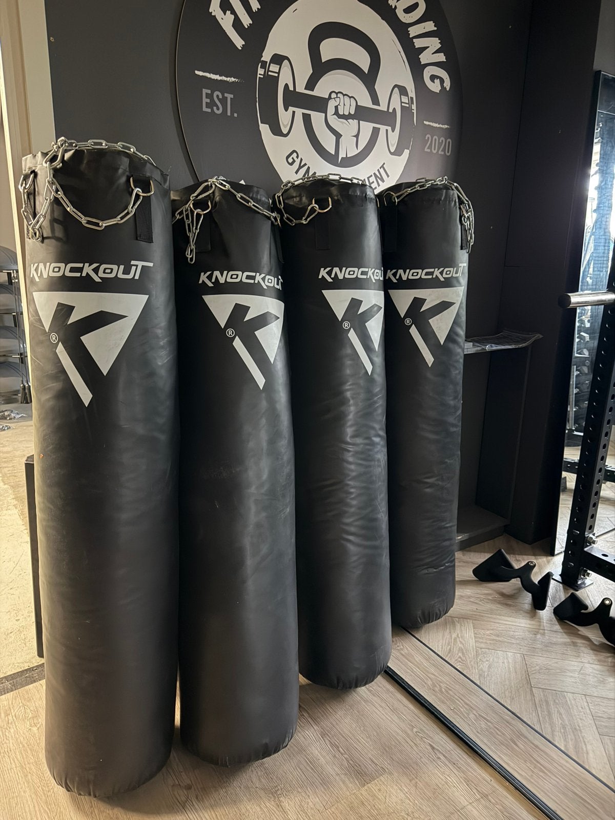 Nette zwarte bokszakken, 4 punt houders inclusief ketting, Ophalen of Verzenden, Zo goed als nieuw, Info@fitnesstradingtothemax.nl