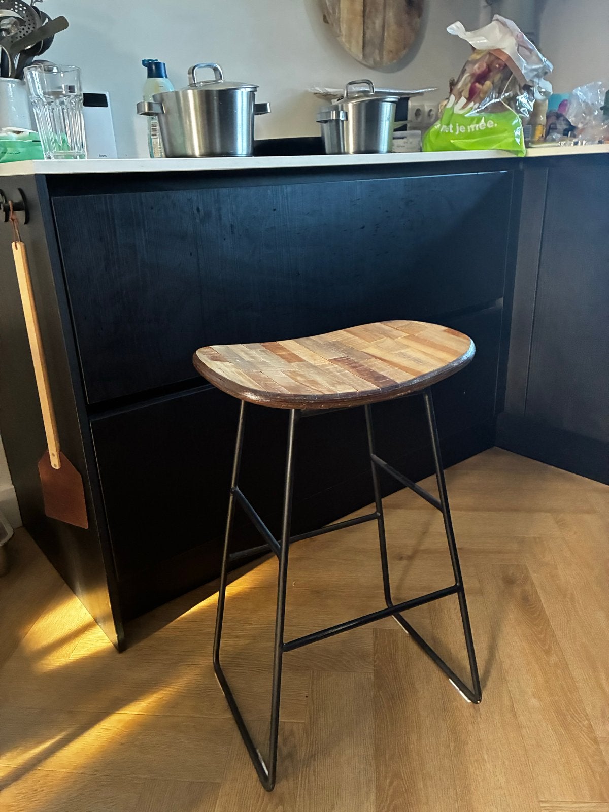 Houten barkruk met metalen onderstel - Zo goed als nieuw, Ophalen, 60 tot 90 cm, Zo goed als nieuw, 1 kruk
