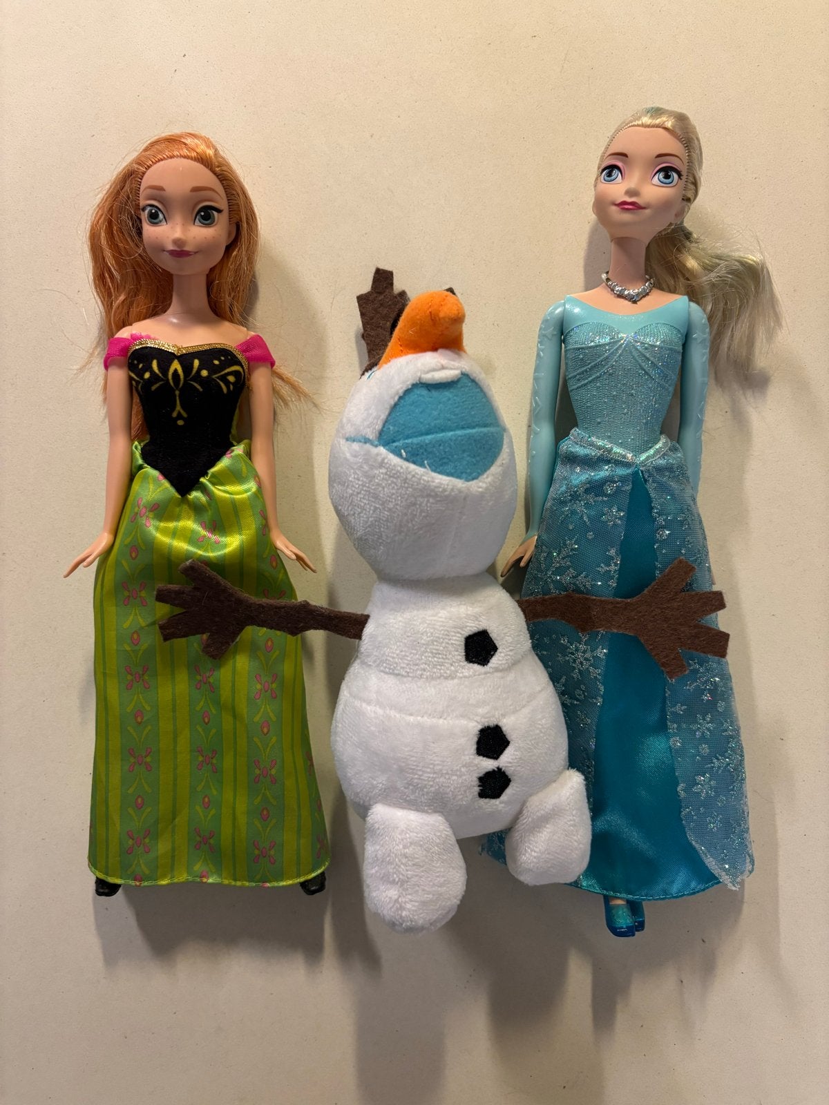 Disney Mattel Frozen poppen Anna, Elsa en knuffel Olaf, Kinderen en Baby's, Speelgoed | Poppen, Zo goed als nieuw, Barbie, Ophalen of Verzenden
