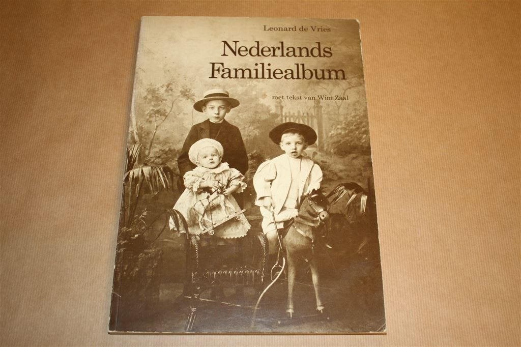 Nederlands Familiealbum - Leonard de Vries, Ophalen of Verzenden, Zo goed als nieuw, Fotografen