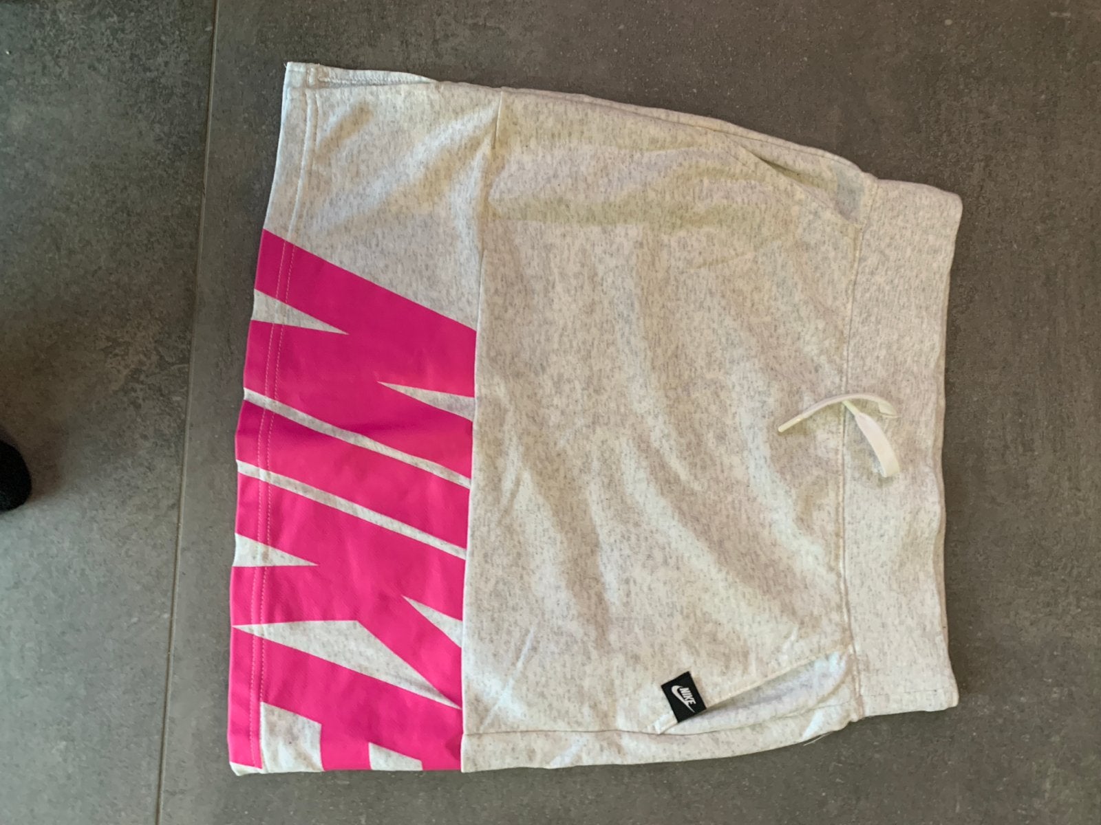 Nike rokje grijs met roze logo, maat M (137-146cm), Ophalen of Verzenden, Zo goed als nieuw, Maat 36 (S), Grijs