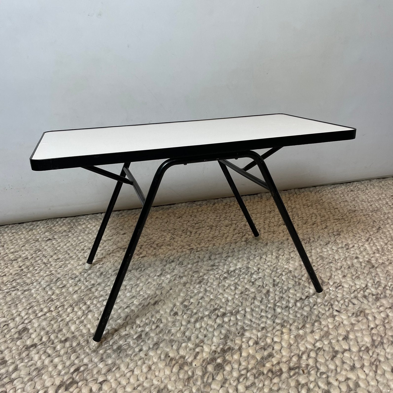 Vintage mid-century bijzettafel formica blad, Minder dan 55 cm, Rond, Zo goed als nieuw, Ophalen