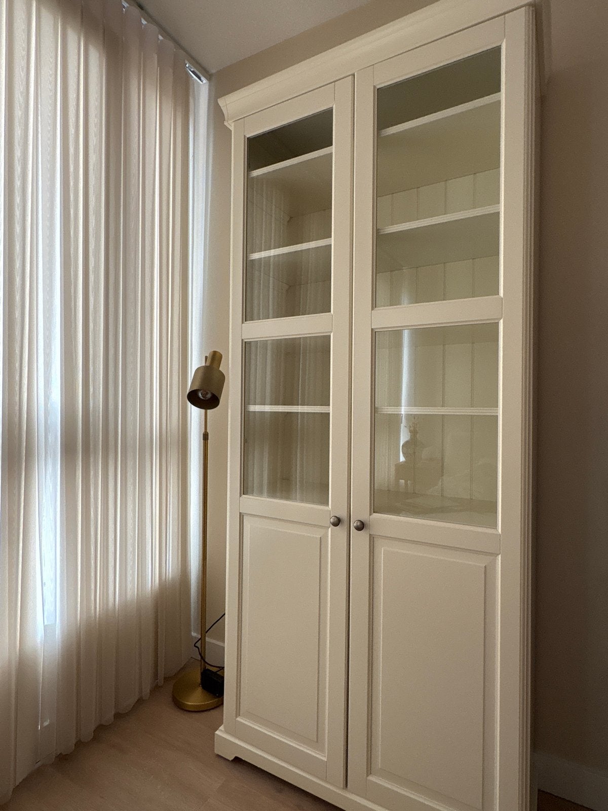 Ikea HAVSTA Witte vitrinekast met glazen deuren en planken
