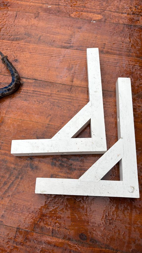 2x Ekby Stilig hout, Ophalen of Verzenden, Zo goed als nieuw