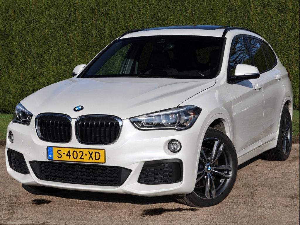 BMW X1 xDrive20i High Executive M Sportpakket, 1998 cc, 2000 kg, Alcantara, Wit