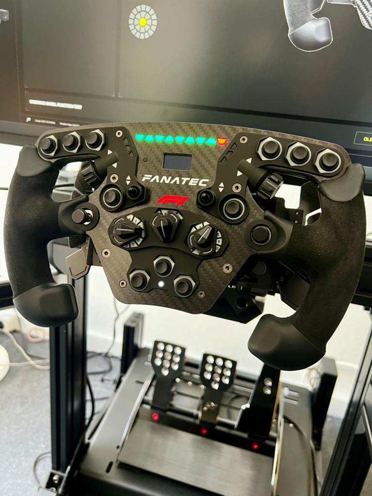 Fanatec Simrig + 3x 32” 1440p + Buttkicker | SimLab GT1 Evo, Spelcomputers en Games, Spelcomputers | Overige Accessoires, Verstelbaar