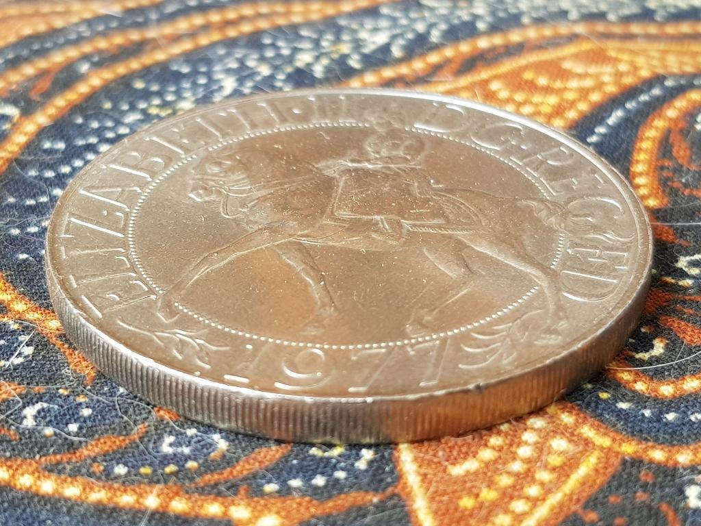 Mooie vintage Queen Elizabeth penning uit Engeland 3,8 cm., Antiek en Kunst, Ophalen of Verzenden
