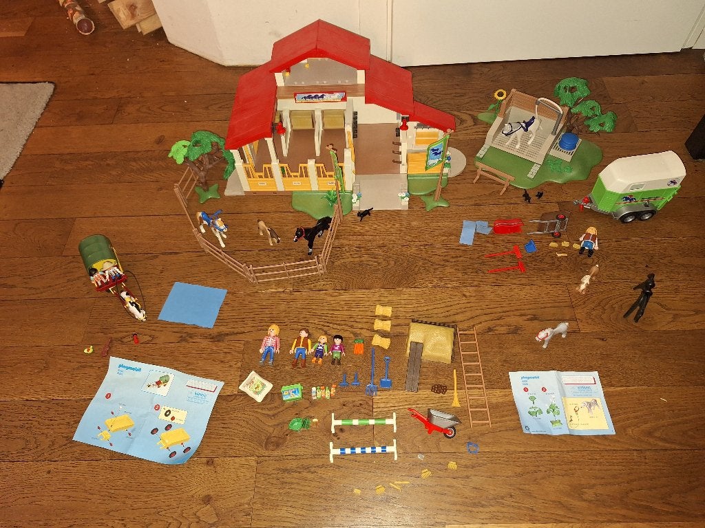Playmobil manege 4190, trailer, wasplaats, huifkar, Kinderen en Baby's, Ophalen of Verzenden, Gebruikt, Complete set, Gebouw