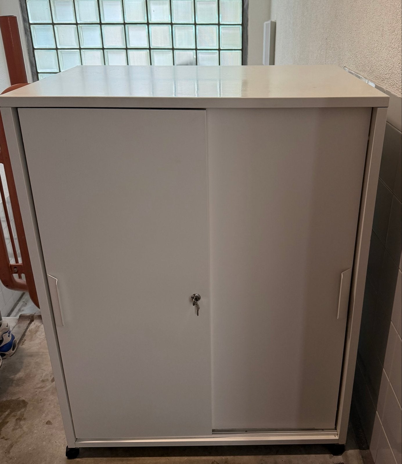 Witte Opbergkast / Schoenenkast met Schuifdeuren, Huis en Inrichting, Ophalen, Zo goed als nieuw