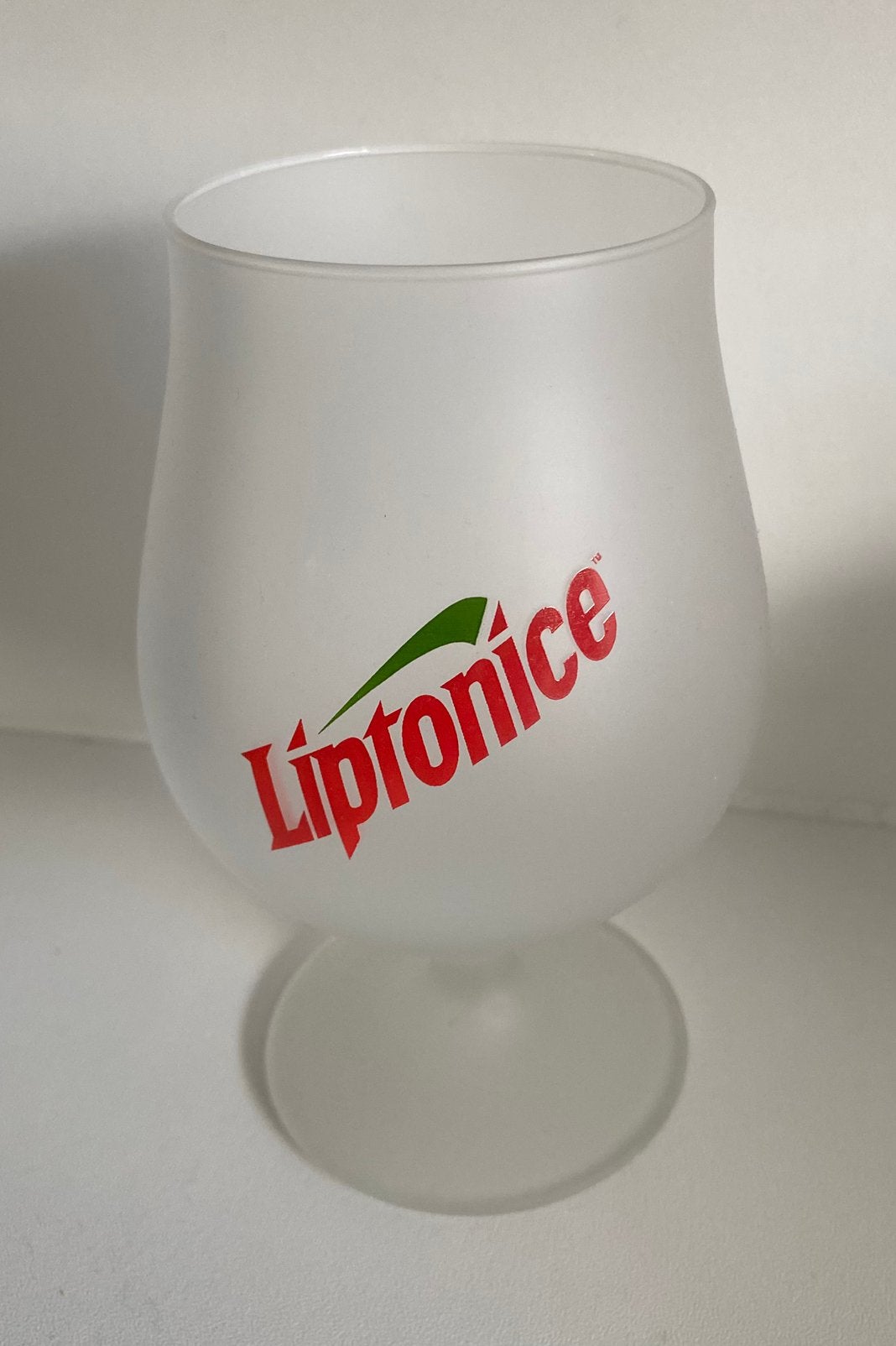 Lipton Liptonice glas op voet. Hoogte 14,5 cm., Ophalen of Verzenden, Zo goed als nieuw, Borrel- of Shotglas