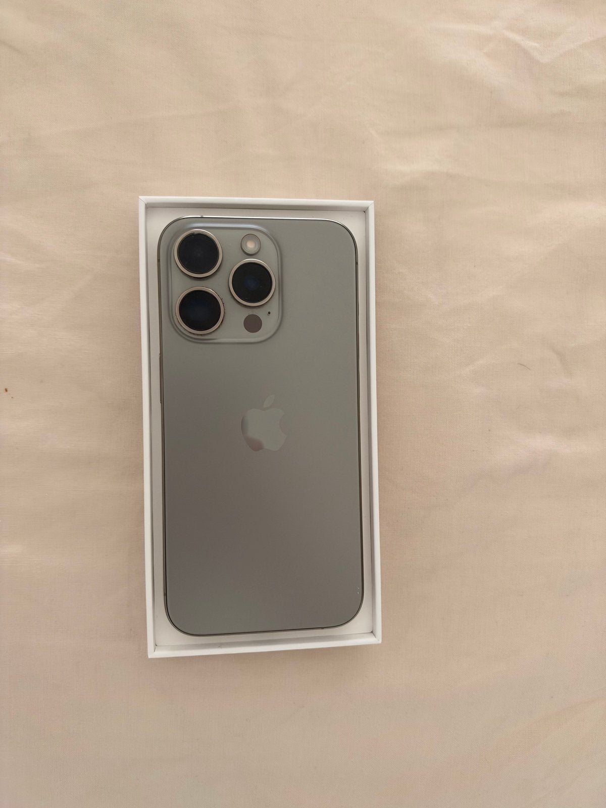 Foto 2 van iPhone 15 Pro 128GB Natural Titanium - Zo goed als nieuw