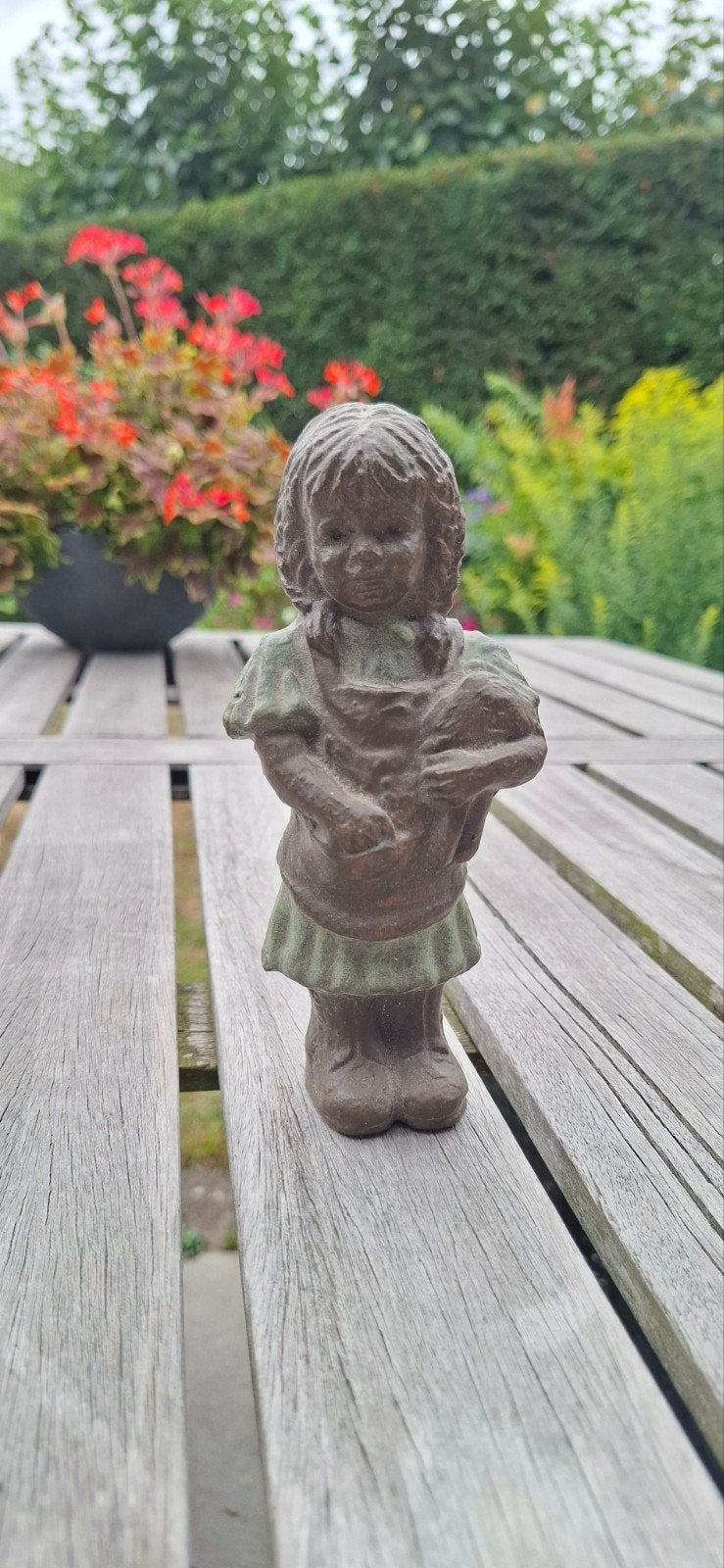 Vintage beeldje van meisje met knuffel - Steen/Keramiek, Minder dan 20 cm, Ophalen of Verzenden, Handgemaakt, Steen of Keramiek