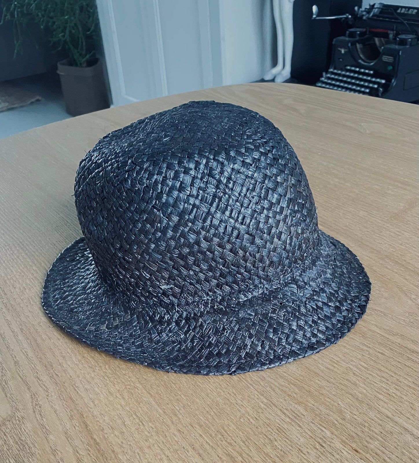Zwart Dames hoed van raffia - Stijlvol en Tijdloos, Kleding | Dames, Hoeden en Petten, Ophalen of Verzenden, Gedragen, One size fits all