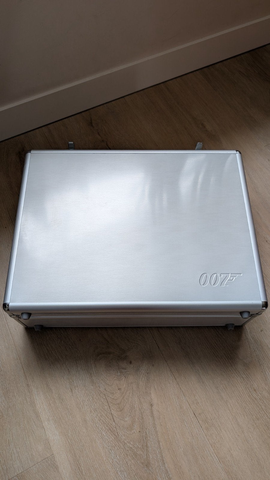 James Bond Ultimate Edition DVD Collectie in Koffer, Cd's en Dvd's, Engels, Ophalen of Verzenden, Nieuw in verpakking, Inclusief doosje