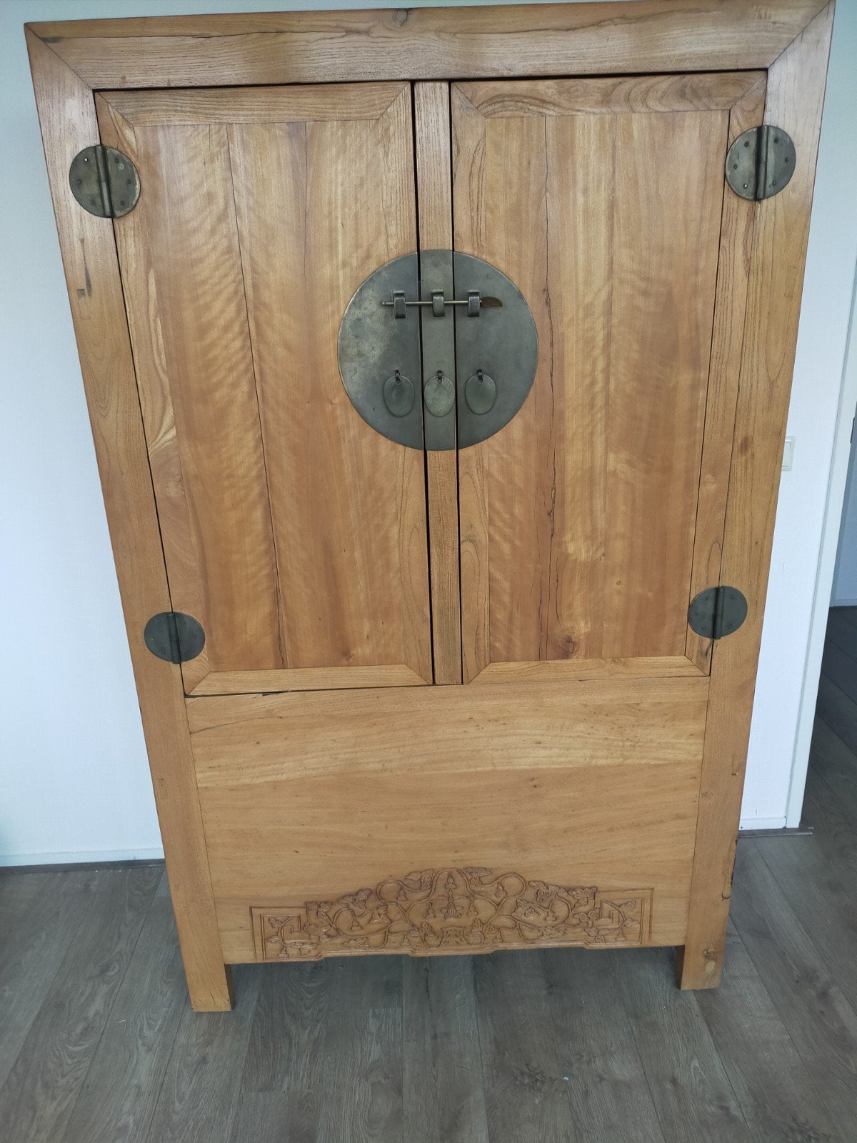 Chinese kast met messing beslag, Ophalen